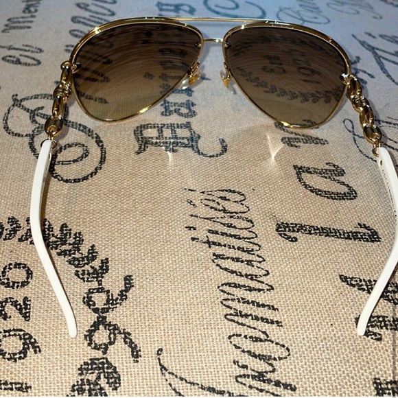 GUCCI GG 4225/S Gold and White Aviator Frame
Sunglasses and case - Picture 4 of 11